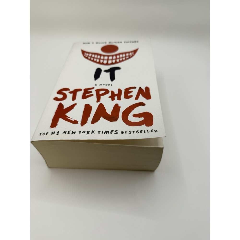 ** IT**A Novel Stephen King Paperback Book Horror Movie Cover Bestseller VG